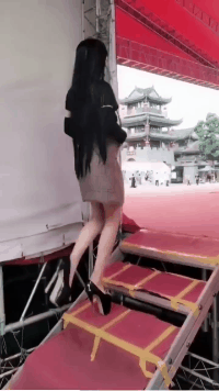 内涵美女图动图：妹子，你这是做什么呢？