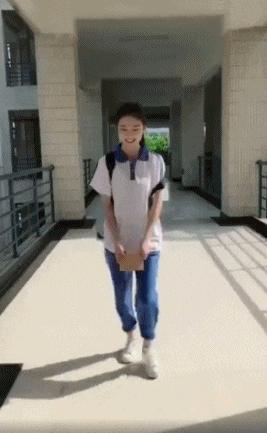 污污的美女开车GIF动图：勒的人家都不舒服了