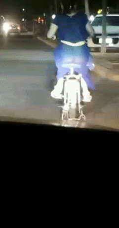 另类美女的动图图片：这是怎么了，好像很难受