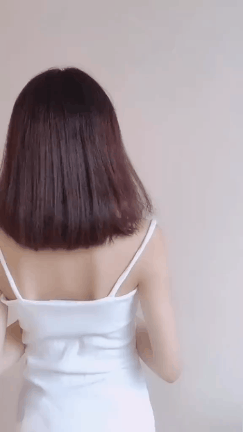 另类美女的动图图片：这是怎么了，好像很难受