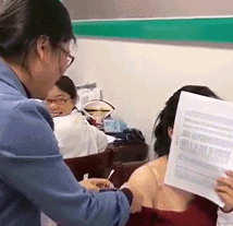 搞笑GIF图片：在家猛如虎，打针吓成鼠！